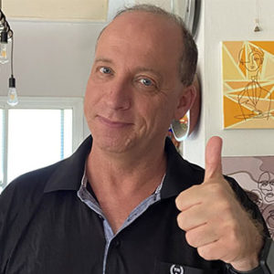 Cover image for מאחורי המילים